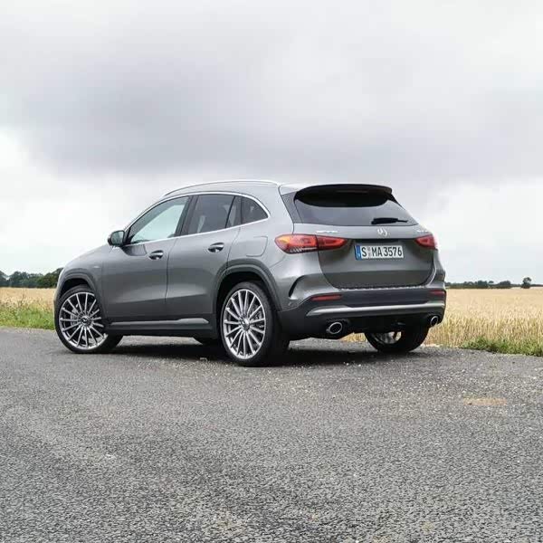 梅赛德斯-amg gla 35大尺寸的多辐轮毂设计很有运动感