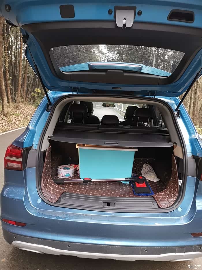 宽敞的后备箱.