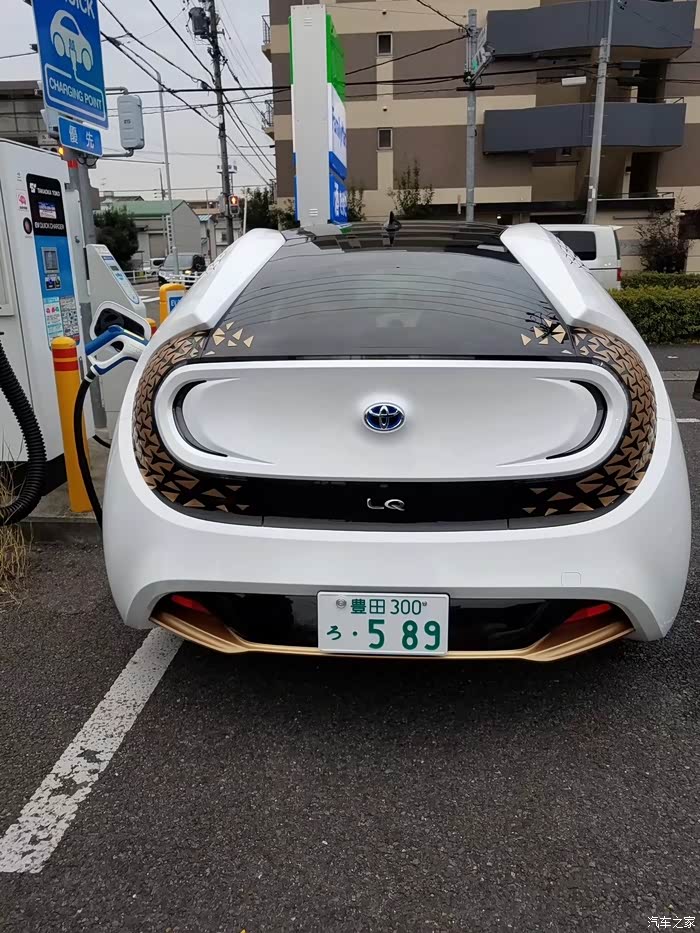 日本街拍丰田lq