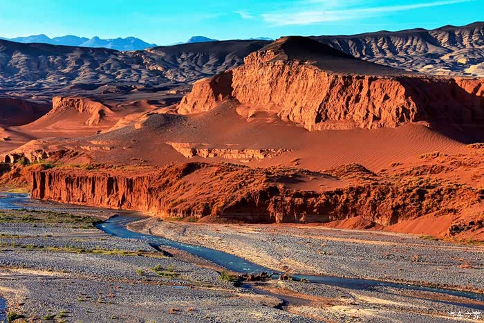 新疆吐鲁番市托克逊县克尔碱镇天山红河谷深藏于旷野戈壁中