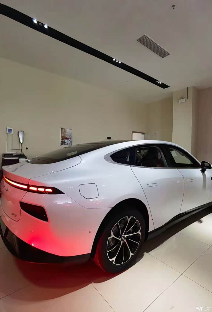 【图】p7新款星云白色店内实拍!确实不错!_小鹏p7论坛_汽车之家论坛