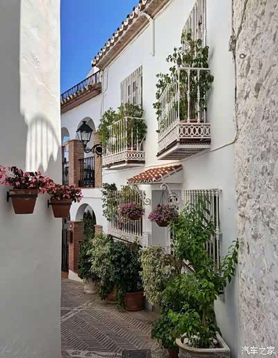 红瓦白墙,可爱又美丽的小镇