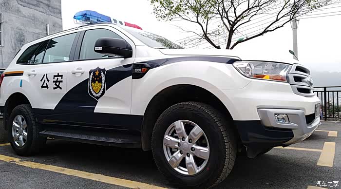 撼路者的警车真是帅发几张图片大家欣赏