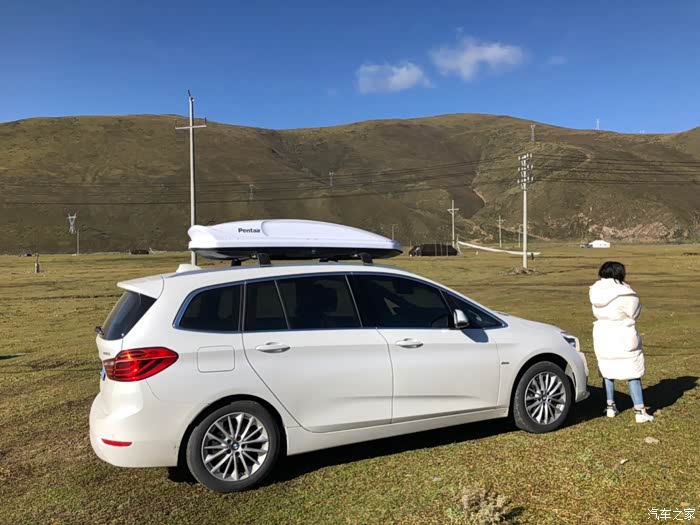 请问一下宝马2系多功能旅行车车顶是否可以加一个行李箱的啊?