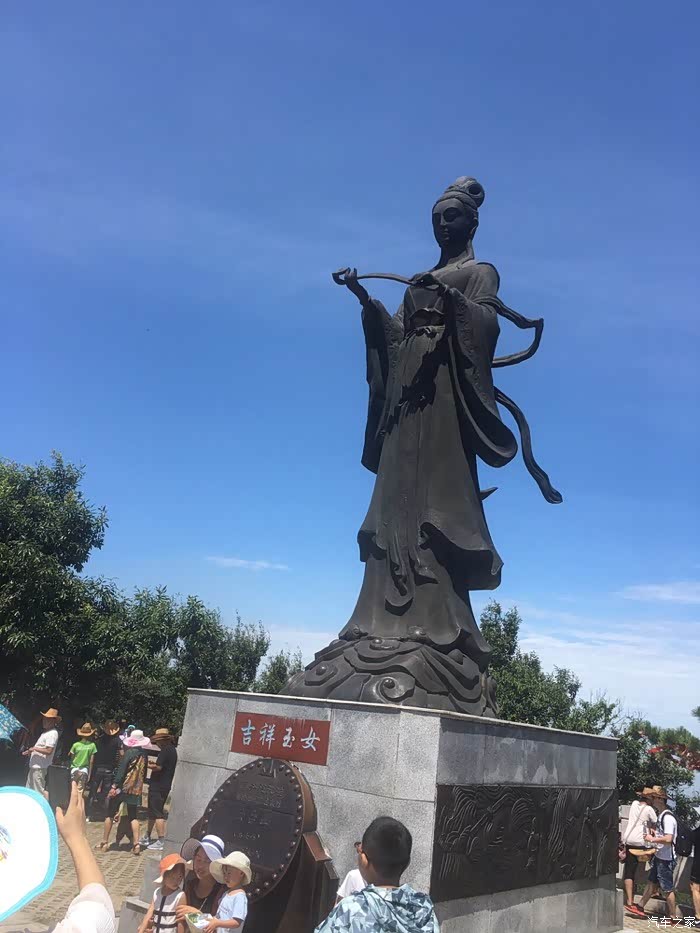 坐车直达最顶峰,玉女峰,一个雕像,然后俯瞰城市,吃点饭,话说山顶的饭