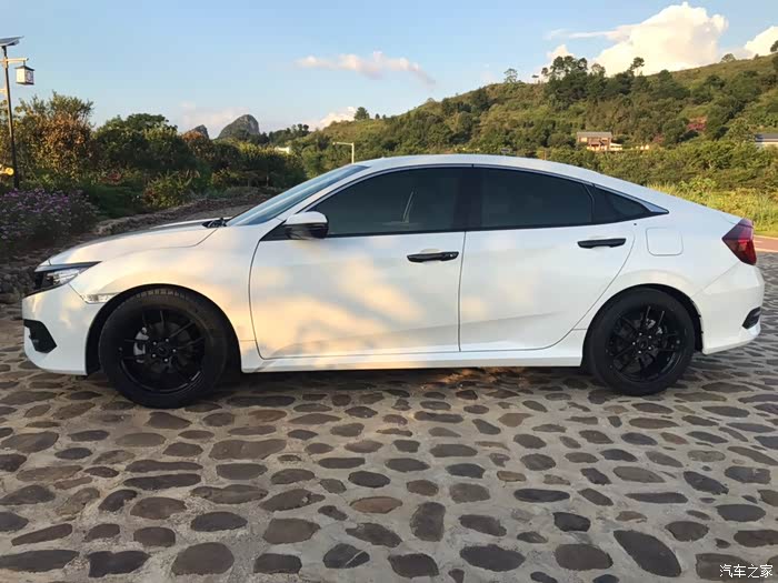 出16款十代尊贵版白色思域桂林