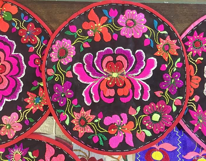 充满了浓郁的乡土气息---欣赏本地麻柳刺绣与书法作品.