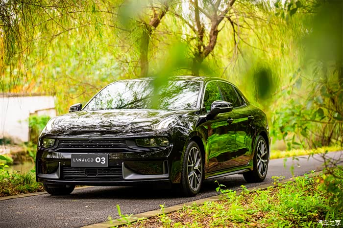 抓住秋天的尾巴和领克03一起欣赏最后的绿色