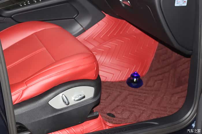 18款保时捷macan座椅加红色外套希望深圳的春天能暖到你