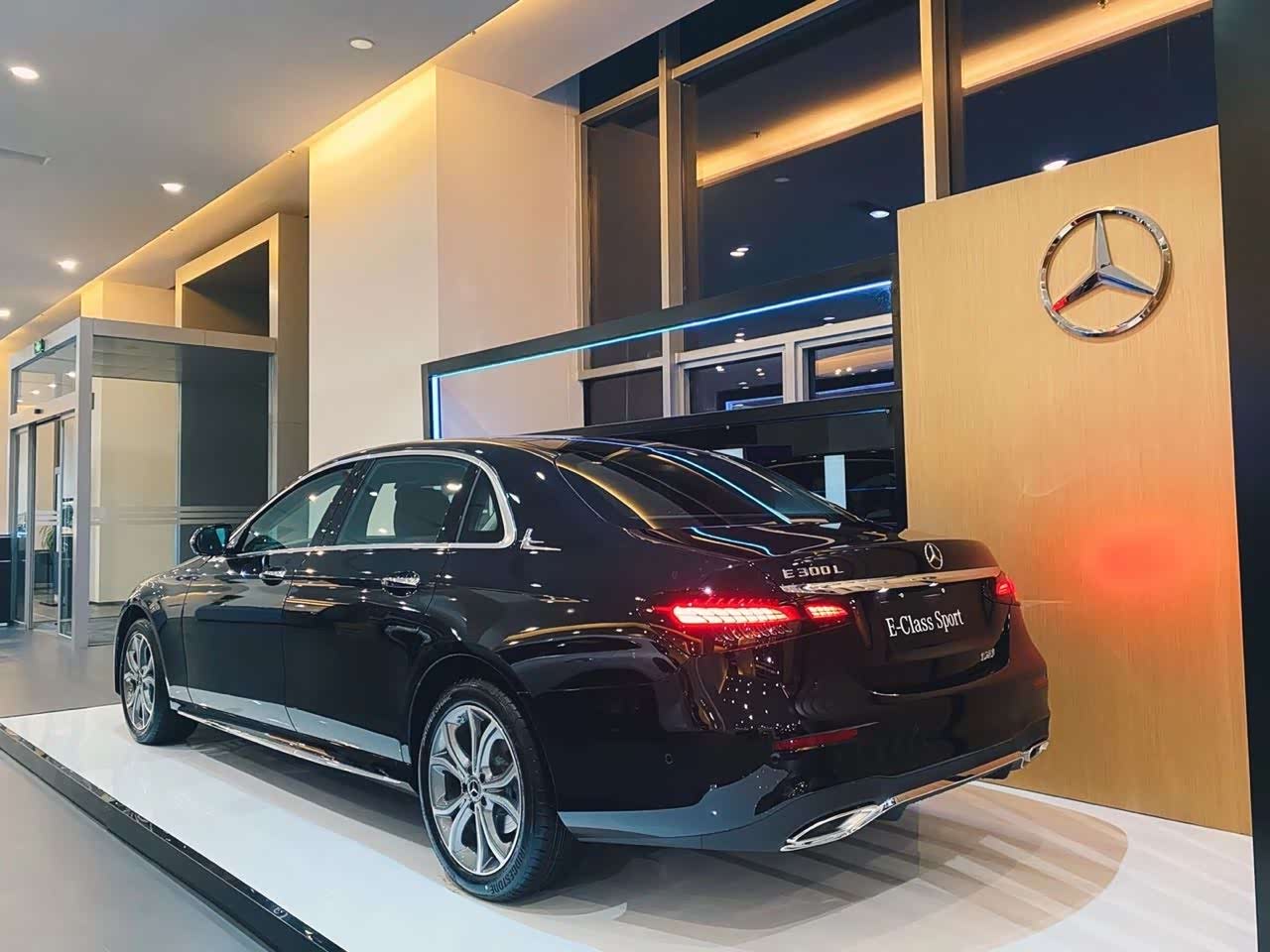 全新奔驰eclass到店实拍外观还行