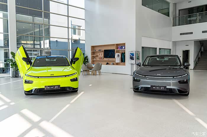 展厅内的小鹏p7,左侧为鹏翼门版,右侧为常规开门的普通版.