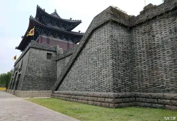 第二天一家人坐车来到了无锡三国城,远远就看见了古城墙城楼,高高矗立