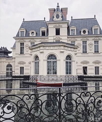 这座欧式古堡建筑就屹立在成都的剑南大道北段