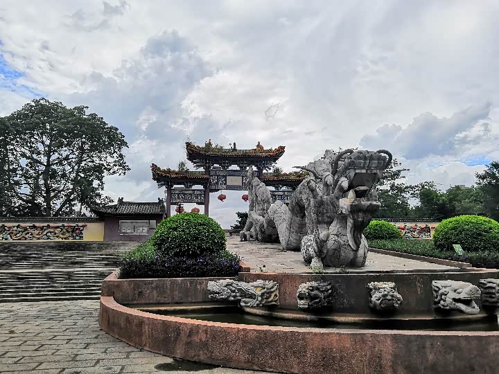 龙园公园的大门口,有一条数米的石龙,有时还会喷水