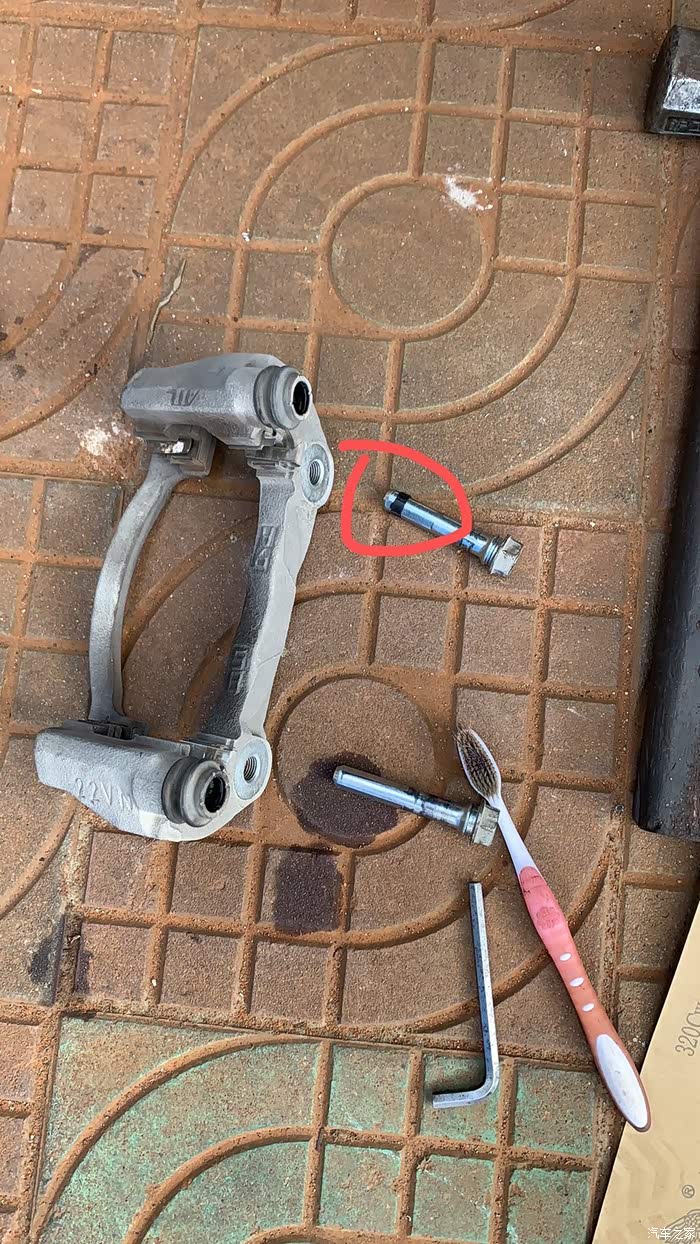 刹车导向销卡死.自己更换橡胶套保养刹车导向销