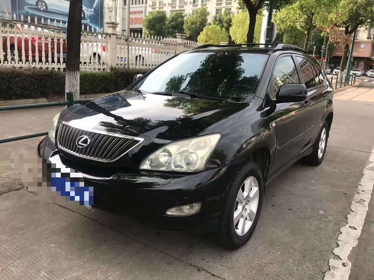 老款雷克萨斯rx350非常的霸气十足.