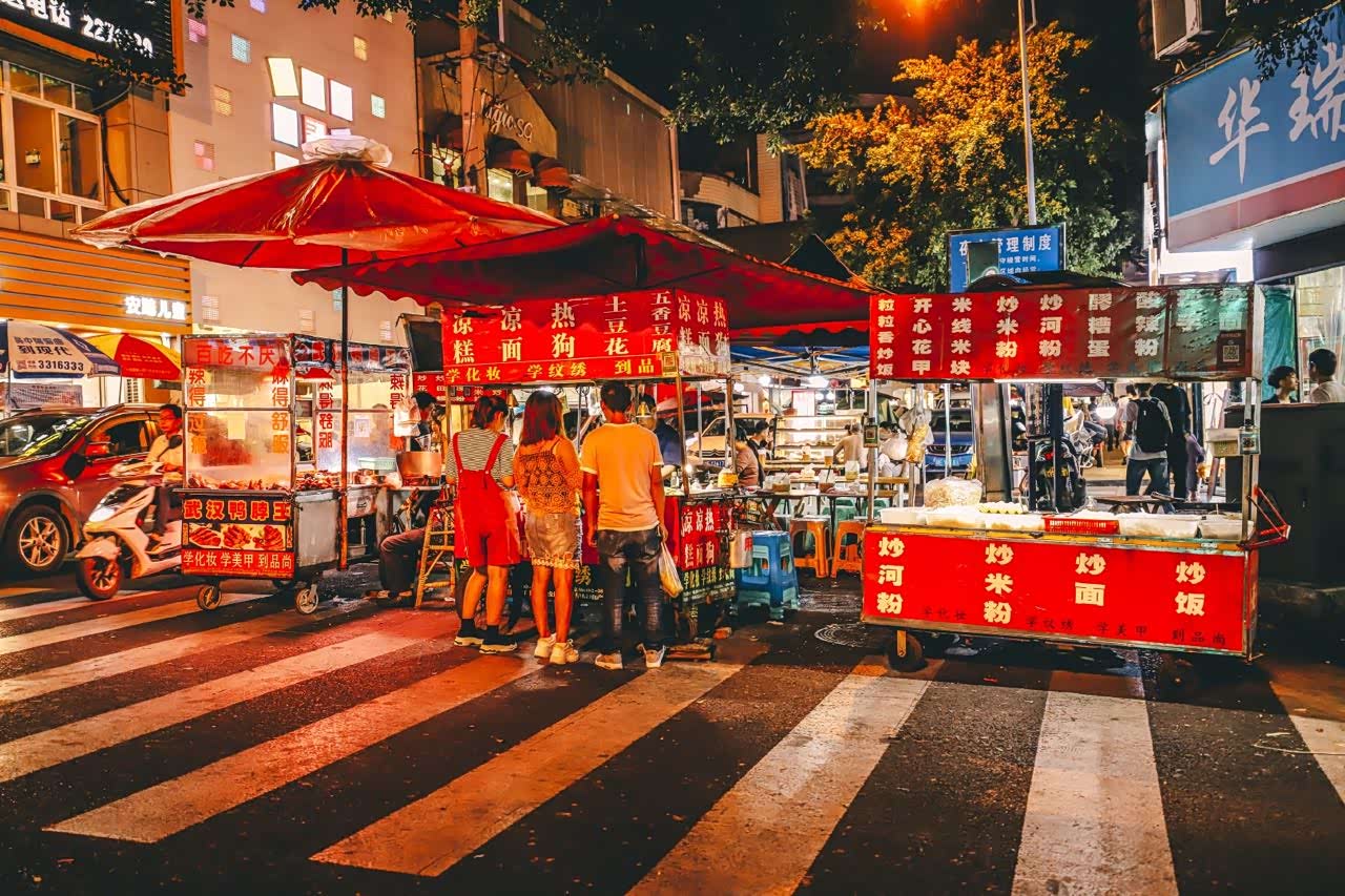 泸州白塔夜市,没事可以去这里吃小吃!