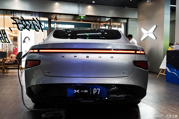 聪明,好开,好看——到店详细试驾智能电动轿跑小鹏p7