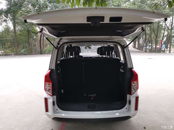 超大的后备箱空间,方便日常载物.