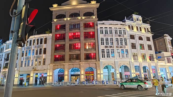十字路口,商场斜对面的骑楼,红色灯光照射,感觉怪怪的