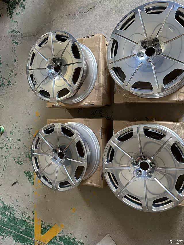 新款奥迪a8升级霍希创始人版大饼轮毂