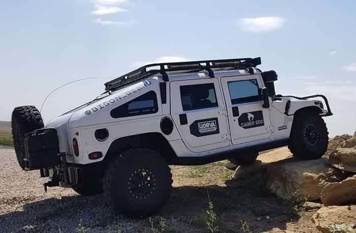 白色的悍马h1在摩崖