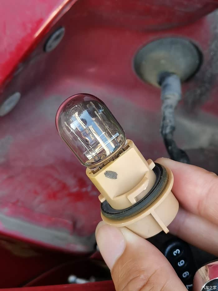 刹车灯泡坏了,为xt更换led刹车灯泡