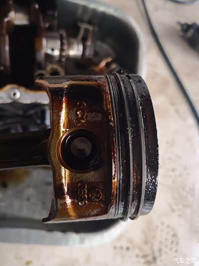 仔细看,活塞环上都是积碳,这样肯定刮不干净,肯定要烧机油了