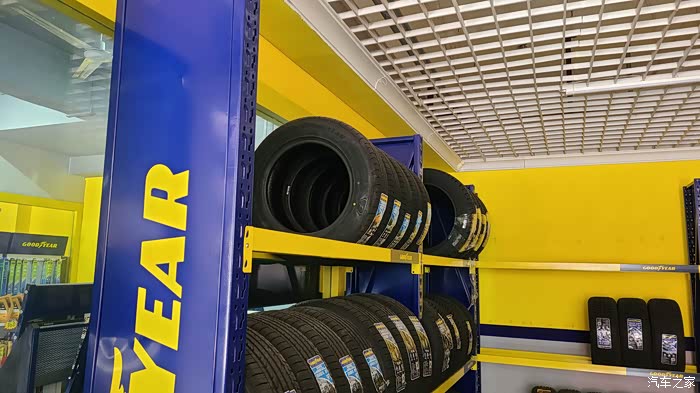 里面陈列着各种各样的固特异轮胎.