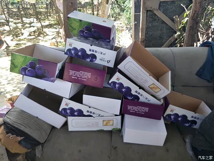 一个箱子3块4毛钱,含在葡萄的价格中