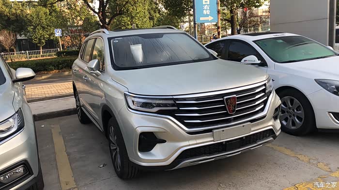 整个荣威rx五max的前脸,相比于普通版本车型更大,而且更加立体化.