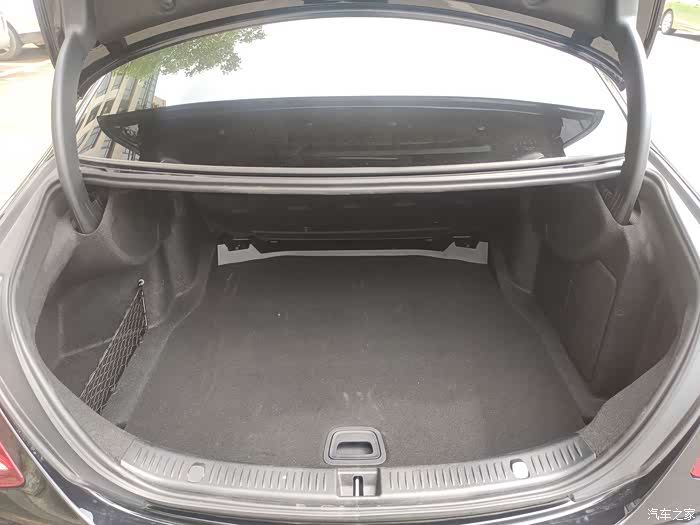 后备厢空间充足,日常带孩子出行,机场接送机都能轻松胜任,只是后排