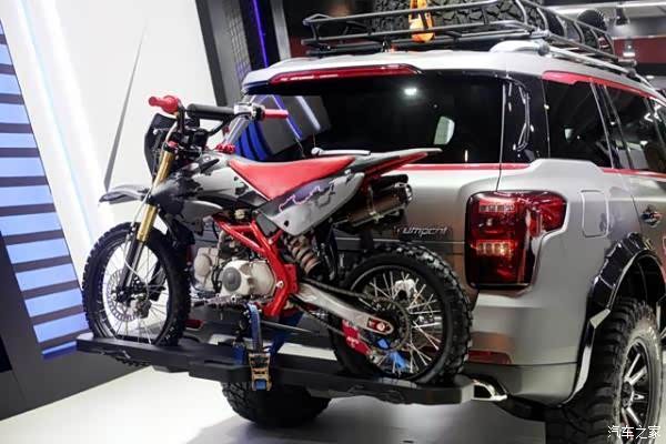 像这样后挂摩托车,可以上路吗?