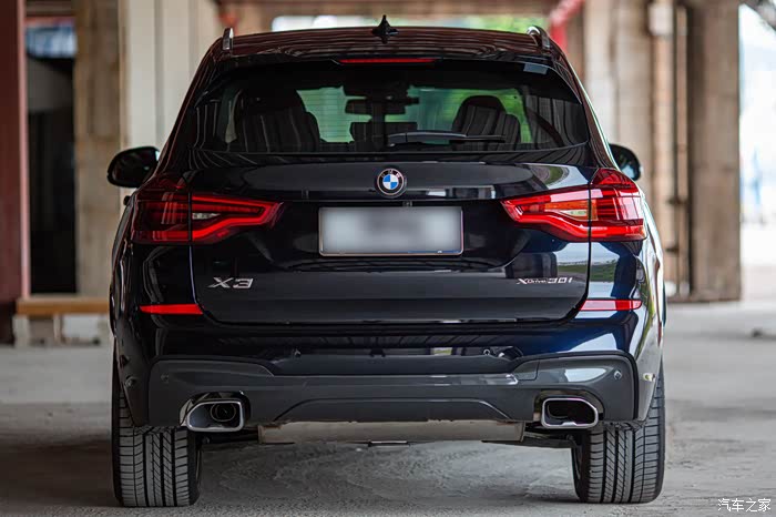 宝马x3炭黑色外景实拍