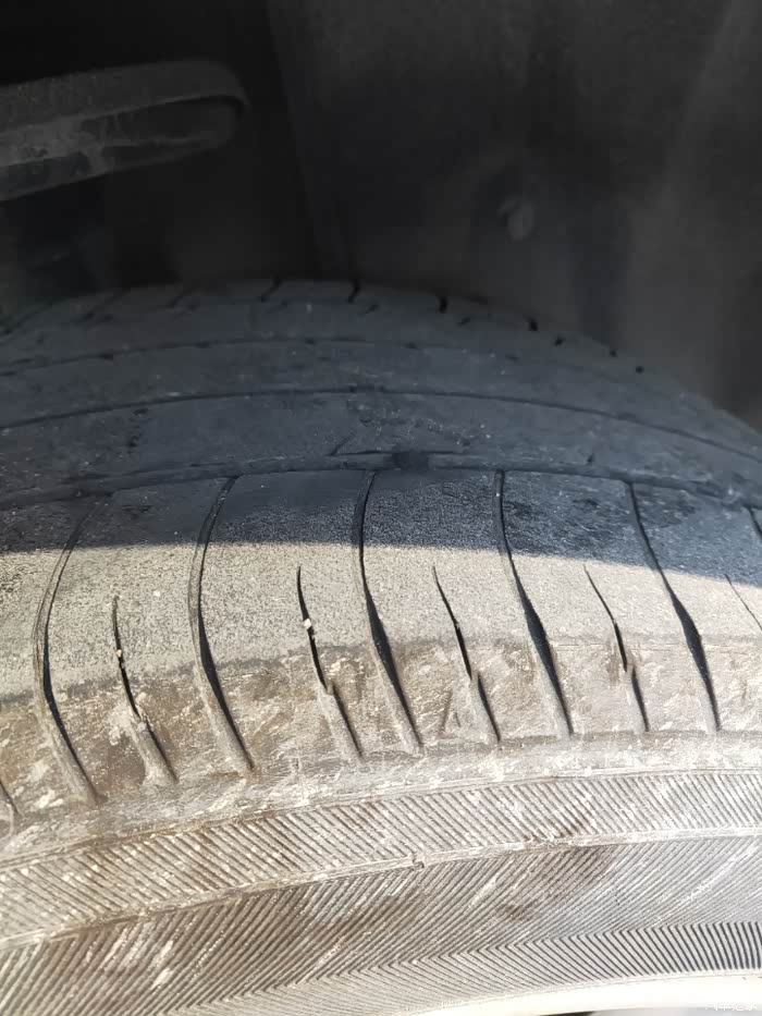 为什么同样四个轮子后面两个轮胎已经到了警戒线了,前面两个还