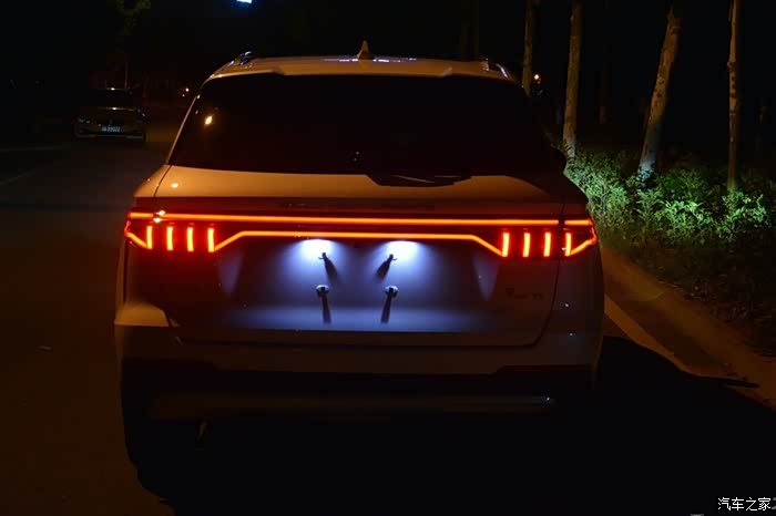 贯穿式后尾灯亮搭配龙爪刹车灯,特别漂亮.