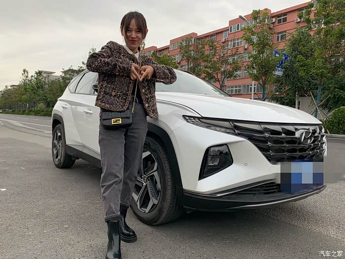 媳妇当车模香车配美女途胜l