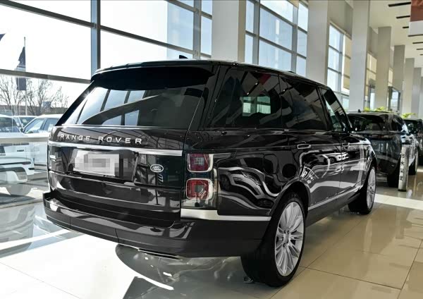 新款路虎揽胜,黑色的外观更显威武大气