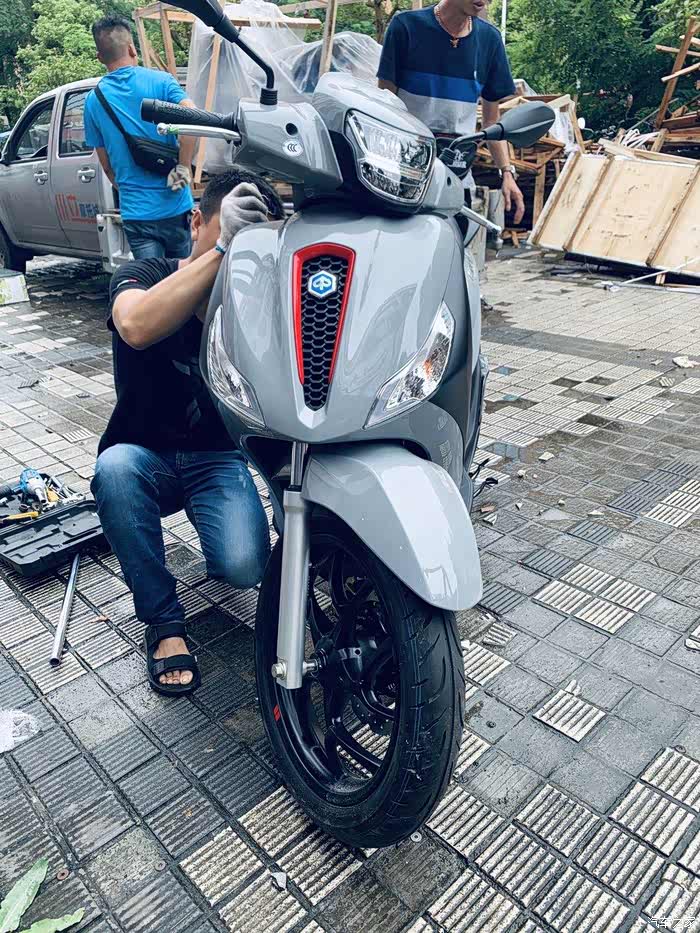 【图】2020款 比亚乔 medley s版 水泥灰 简单的作业_摩托车论坛_汽车