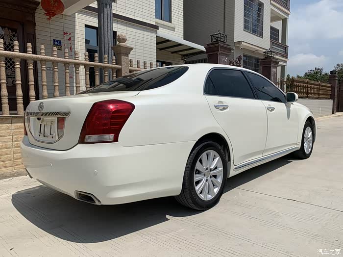 11年白色丰田皇冠