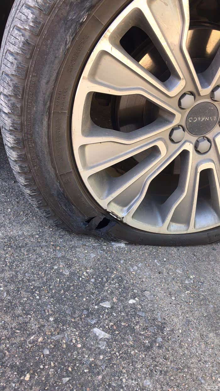 张家口领克01车友会偶遇爆胎千万别慌小谢教你如何自救