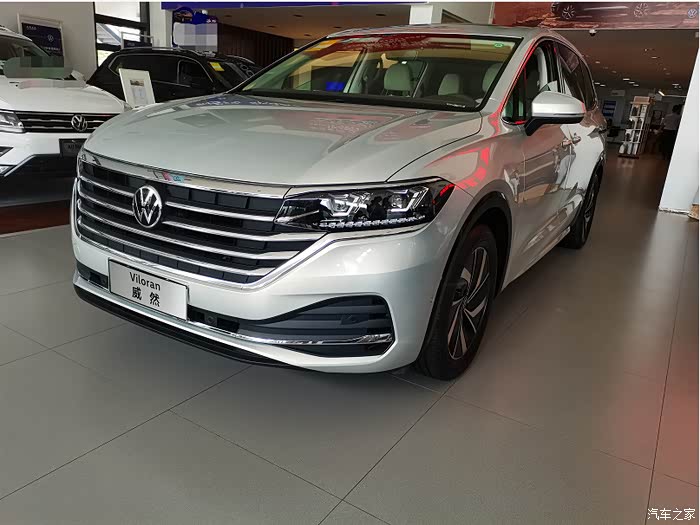 这款是七座豪华版,销售小姐姐说颜色是冰岛银