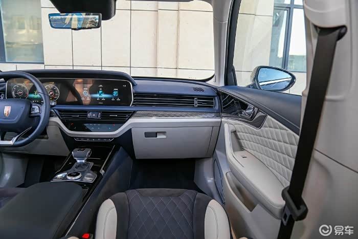 这车有几个颜色?蓝白金我看到了,有没有黑色的?谁有图?