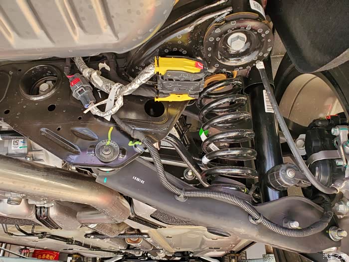 昂科威s艾维亚详尽底盘实拍装甲侧护板