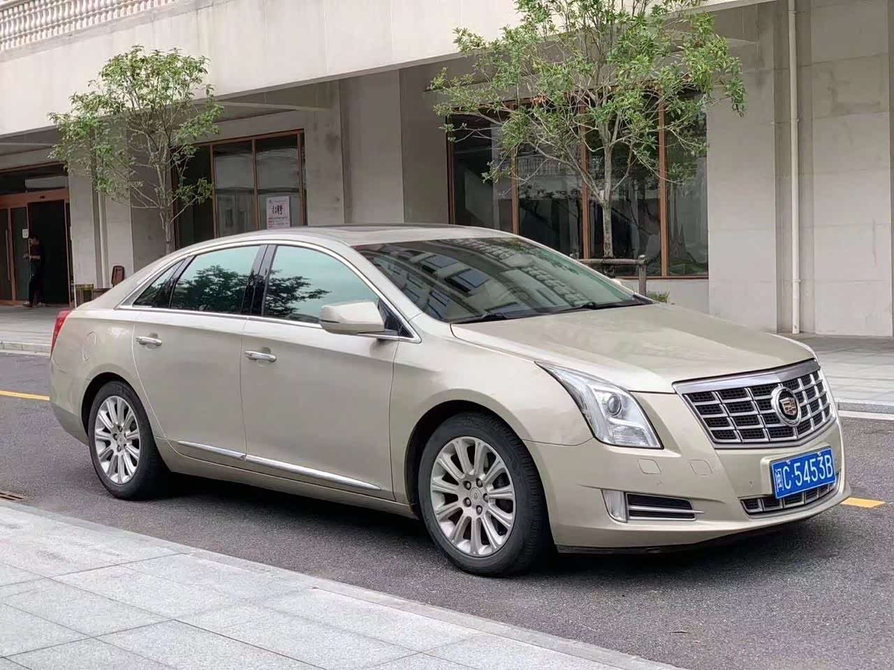 凯迪拉克xts金色有点质感十分的大气
