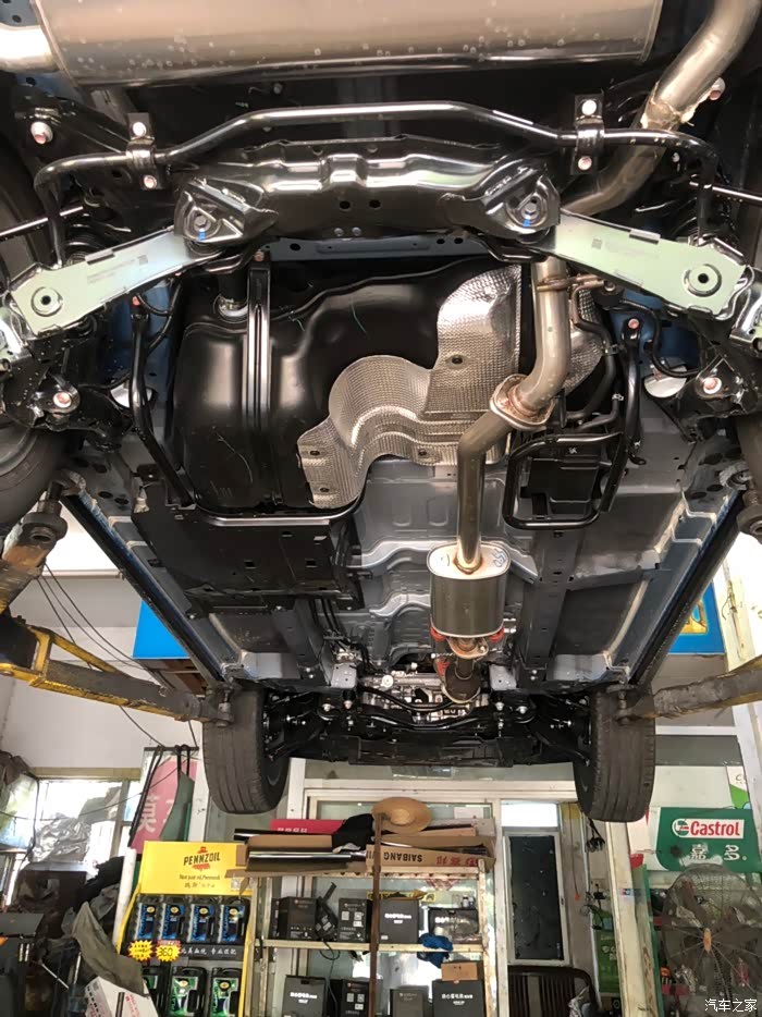 vv6原厂新车地盘就是如此干净,只有部分位置在厂时喷了装甲,所以个人