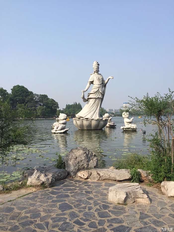 玄武湖的美,童子拜观音石看起来就像是一个小孩在拜观音