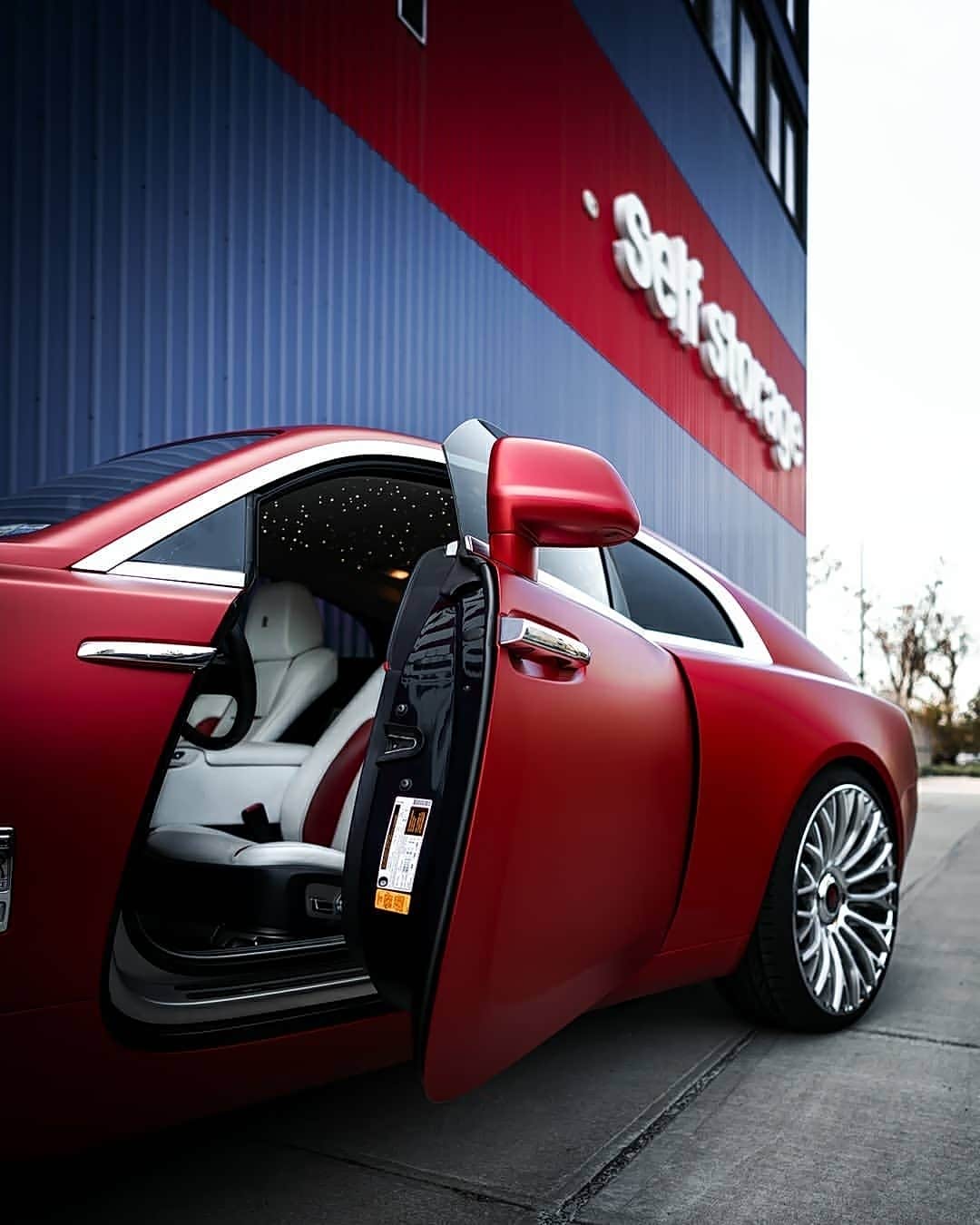 一袭红衣的曼妙女郎劳斯莱斯wraith魅影