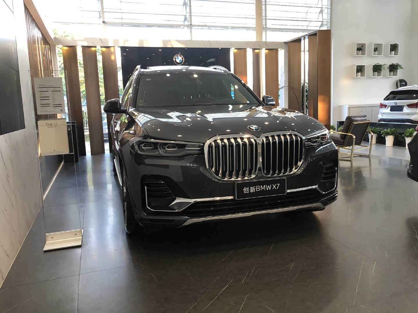 见到的宝马x7大都是深色,白色见过吗?