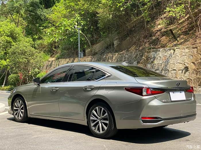 出手一台2018年雷克萨斯es卓越版